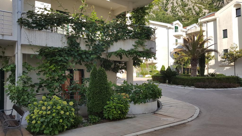 Roman Gardens Studio Apartment Risan Exterior photo