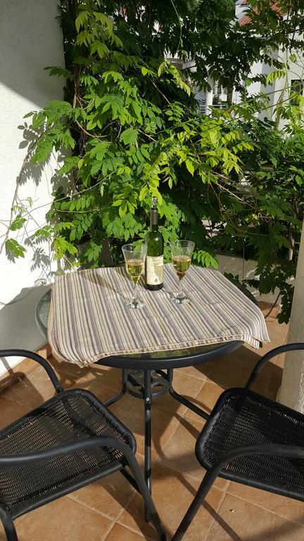 Roman Gardens Studio Apartment Risan Exterior photo