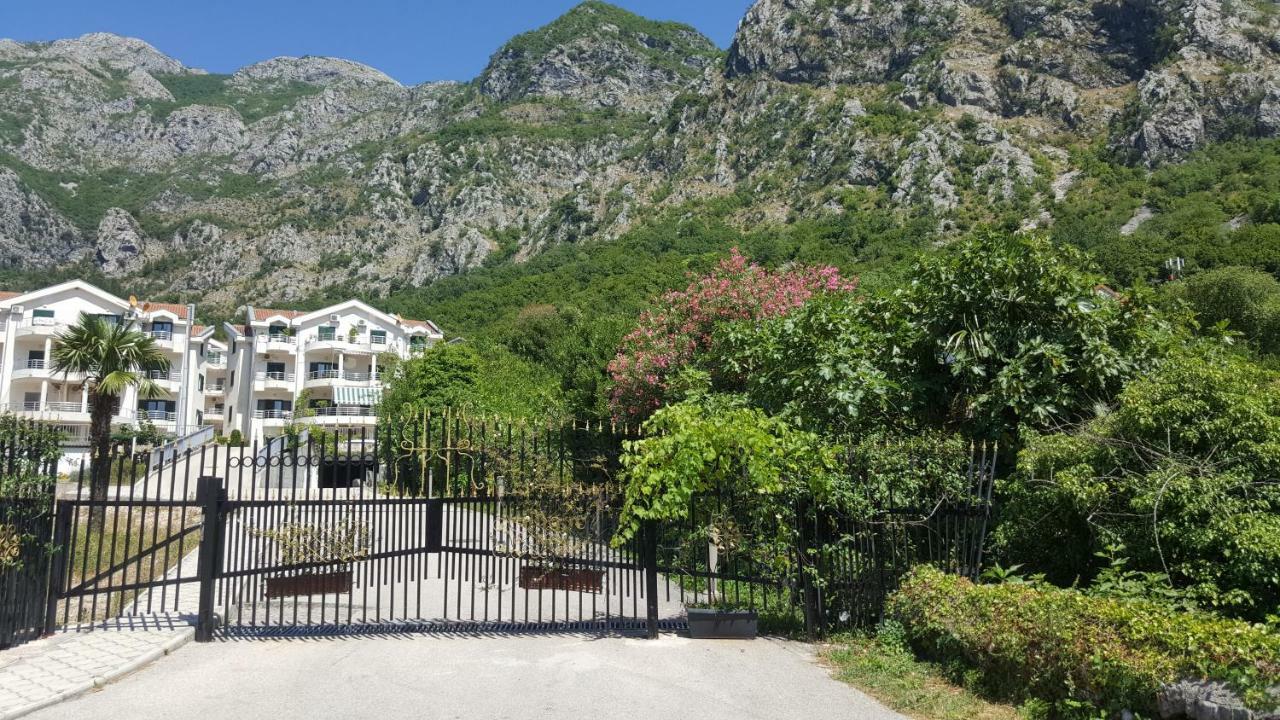 Roman Gardens Studio Apartment Risan Exterior photo